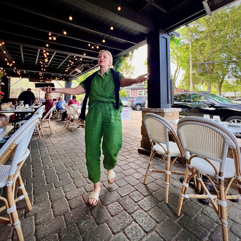 Diane arriving at her favorite restaurant for dinner.